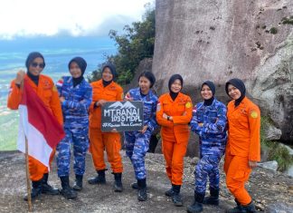 Srikandi SAR Natuna dan Wara Lanud RSA Tunjukkan Semangat Pancasila di Puncak Gunung Ranai