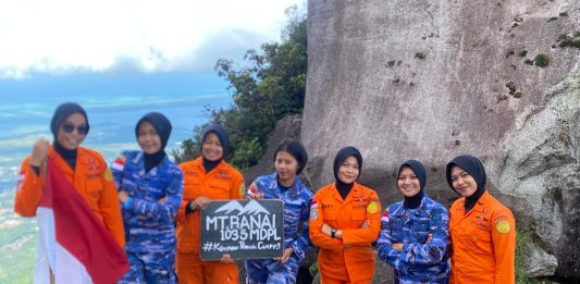 Srikandi SAR Natuna dan Wara Lanud RSA Tunjukkan Semangat Pancasila di Puncak Gunung Ranai