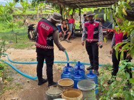 Polres Natuna Salurkan Bantuan Air Bersih untuk Warga Sentra Perikanan