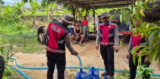 Polres Natuna Salurkan Bantuan Air Bersih untuk Warga Sentra Perikanan