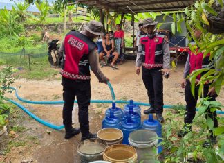 Polres Natuna Salurkan Bantuan Air Bersih untuk Warga Sentra Perikanan