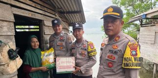 Polsek Bunguran Barat Salurkan Bantuan Sosial Lewat Program Jumat Berkah