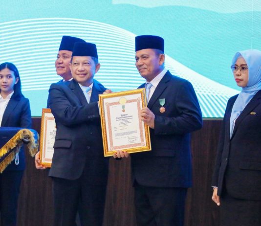 Gubernur Ansar Raih Satyalancana Wira Karya dari Presiden RI atas Kontribusi di Sektor Kelautan dan Perikanan
