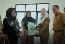 Bupati Natuna Cen Sui Lan Tinjau Selaut, Salurkan Bantuan Beras dan Gelar Pasar Pangan Murah