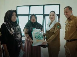 Bupati Natuna Cen Sui Lan Tinjau Selaut, Salurkan Bantuan Beras dan Gelar Pasar Pangan Murah
