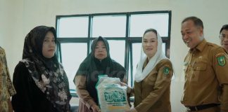 Bupati Natuna Cen Sui Lan Tinjau Selaut, Salurkan Bantuan Beras dan Gelar Pasar Pangan Murah