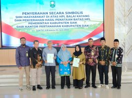 Setelah Menanti 20 Tahun, Warga Balaikayang Siak Terima Sertifikat Hak Milik