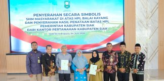 Setelah Menanti 20 Tahun, Warga Balaikayang Siak Terima Sertifikat Hak Milik