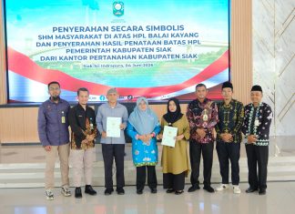 Setelah Menanti 20 Tahun, Warga Balaikayang Siak Terima Sertifikat Hak Milik