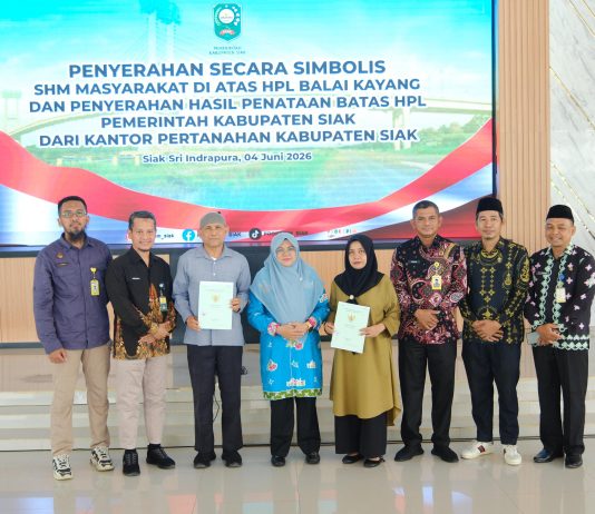 Setelah Menanti 20 Tahun, Warga Balaikayang Siak Terima Sertifikat Hak Milik