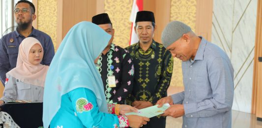 Hadirkan Kepastian Hukum Tanah Bagi Warga Balai Kayang, Afni Serahkan Puluhan SHM