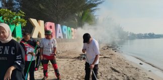 Peringati Hari Lingkungan Hidup Sedunia, Camat Bunguran Timur Ikut Goro Bersih Pantai Piwang