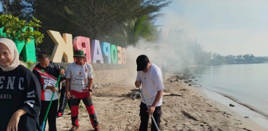 Peringati Hari Lingkungan Hidup Sedunia, Camat Bunguran Timur Ikut Goro Bersih Pantai Piwang