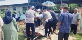 Hadir Bukan Sekadar Bertugas, Kapolsek Peureulak Barat Antar Jenazah Warga ke Pemakaman