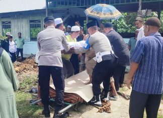 Hadir Bukan Sekadar Bertugas, Kapolsek Peureulak Barat Antar Jenazah Warga ke Pemakaman