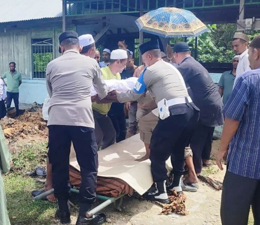 Hadir Bukan Sekadar Bertugas, Kapolsek Peureulak Barat Antar Jenazah Warga ke Pemakaman