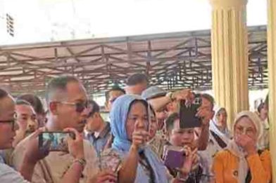 Tangis Ibu Pecah di Tengah Konferensi Pers Polres Pematangsiantar, Minta Kejelasan Kasus Kematian Anaknya di Taman Bunga