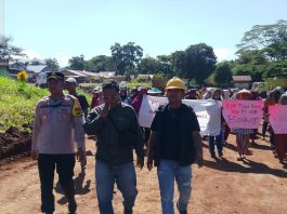 Merasa Dibohongi, Ratusan Warga Talaga Raya Blokade Jeti PT AHB