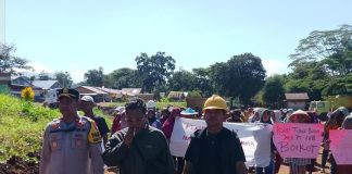 Merasa Dibohongi, Ratusan Warga Talaga Raya Blokade Jeti PT AHB