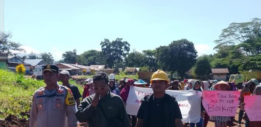Merasa Dibohongi, Ratusan Warga Talaga Raya Blokade Jeti PT AHB