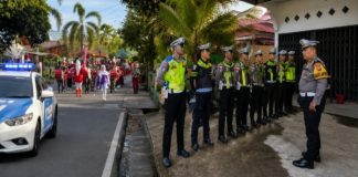 Pastikan Lalu Lintas Berjalan Lancar, Kasat Lantas Pimpin Pengamanan Pawai Budaya 500 Siswa SDN 002 Ranai