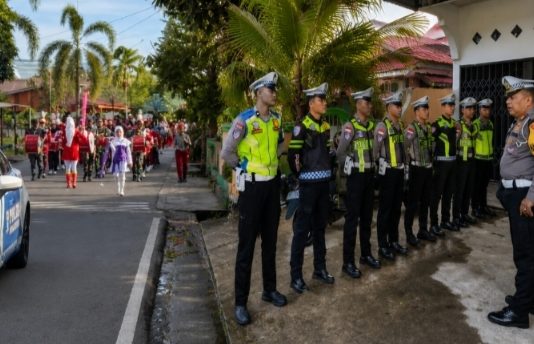 Pastikan Lalu Lintas Berjalan Lancar, Kasat Lantas Pimpin Pengamanan Pawai Budaya 500 Siswa SDN 002 Ranai