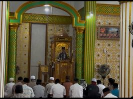 Bhabinkamtibmas Serasan Sampaikan Pesan Kamtibmas Lewat Mimbar Jumat, Ajak Jamaah Perkuat Iman dan Persatuan