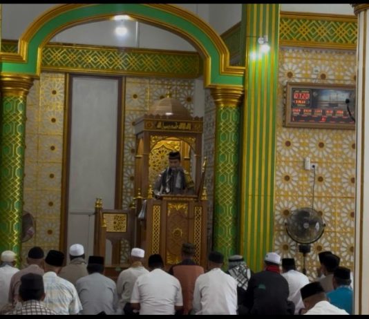 Bhabinkamtibmas Serasan Sampaikan Pesan Kamtibmas Lewat Mimbar Jumat, Ajak Jamaah Perkuat Iman dan Persatuan