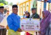 Peduli Korban Puting Beliung di Tanjung Kelit, Nizar dan Nyanyang Serahkan Bantuan