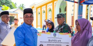 Peduli Korban Puting Beliung di Tanjung Kelit, Nizar dan Nyanyang Serahkan Bantuan