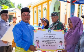 Peduli Korban Puting Beliung di Tanjung Kelit, Nizar dan Nyanyang Serahkan Bantuan