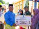 Peduli Korban Puting Beliung di Tanjung Kelit, Nizar dan Nyanyang Serahkan Bantuan