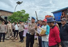Jelang HUT Bhayangkara ke-80, Polsek Daik Lingga Berbagi dengan Buruh Pelabuhan