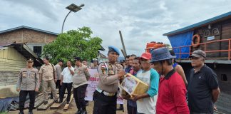 Jelang HUT Bhayangkara ke-80, Polsek Daik Lingga Berbagi dengan Buruh Pelabuhan