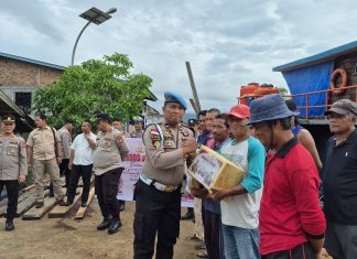 Jelang HUT Bhayangkara ke-80, Polsek Daik Lingga Berbagi dengan Buruh Pelabuhan