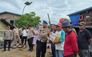 Jelang HUT Bhayangkara ke-80, Polsek Daik Lingga Berbagi dengan Buruh Pelabuhan