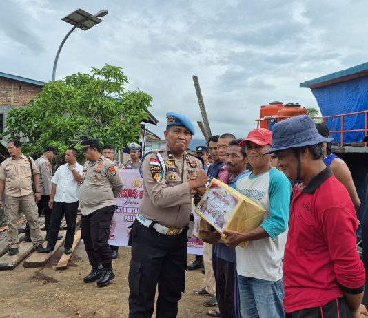 Jelang HUT Bhayangkara ke-80, Polsek Daik Lingga Berbagi dengan Buruh Pelabuhan