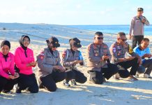 Jaga Perbatasan Tetap Asri, Polres Natuna Bersihkan Pantai dan Lepas 100 Tukik