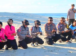 Jaga Perbatasan Tetap Asri, Polres Natuna Bersihkan Pantai dan Lepas 100 Tukik