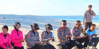 Jaga Perbatasan Tetap Asri, Polres Natuna Bersihkan Pantai dan Lepas 100 Tukik