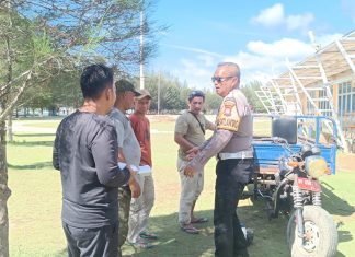 Jumat Berkah, Satlantas Polres Natuna Bagikan 50 Nasi Kotak kepada Masyarakat dan Petugas Kebersihan Pantai Piwang
