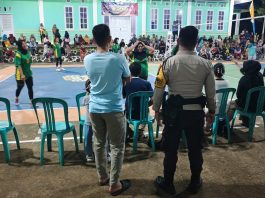 Turnamen Voli RW Cup 2026 Berlangsung Hingga Dini Hari, Bhabinkamtibmas Gunung Durian, Semua Berjalan Lancar dan Aman