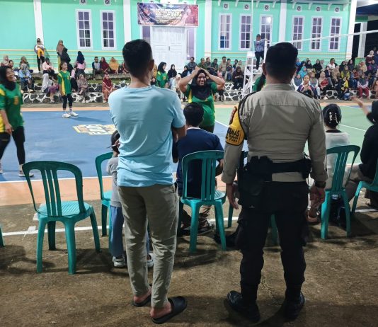 Turnamen Voli RW Cup 2026 Berlangsung Hingga Dini Hari, Bhabinkamtibmas Gunung Durian, Semua Berjalan Lancar dan Aman