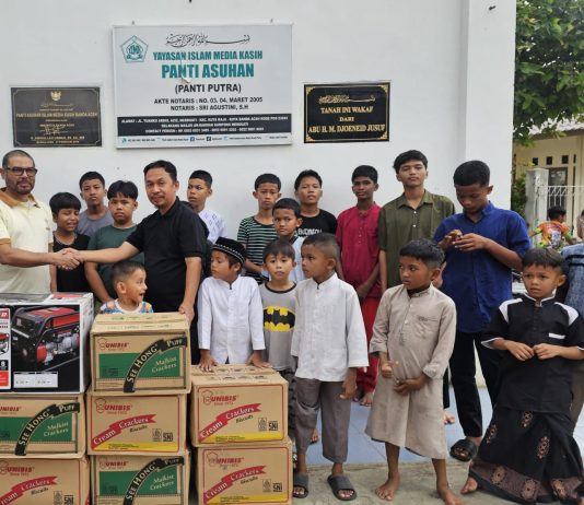 Nasir Djamil Serahkan Bantuan Makanan dan Genset untuk Panti Asuhan Islam Media Kasih Banda Aceh