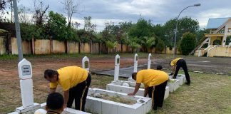 Sambut HUT Bhayangkara ke-80, Polsek Bunguran Timur Polres Natuna Gelar Gotong Royong di Makam Pahlawan
