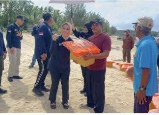 Kejaksaan Hadir untuk Masyarakat, Wakajati Kepri Pimpin Bakti Sosial bagi Nelayan Natuna