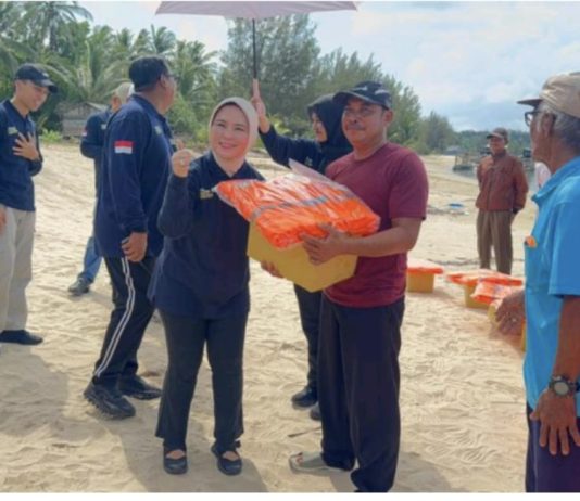 Kejaksaan Hadir untuk Masyarakat, Wakajati Kepri Pimpin Bakti Sosial bagi Nelayan Natuna