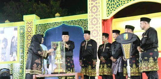 Serahkan Piala Bergilir di Pembukaan MTQ ke-44 Riau, Bupati Kasmarni Titip Harapan Besar ke Kafilah Bengkalis