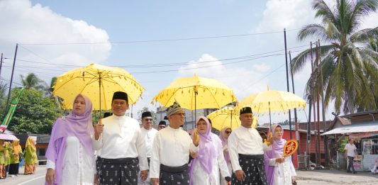 Tunjukkan Dukungan Penuh, Bupati Siak Pimpin Barisan Kafilah di Pawai Ta’aruf MTQ