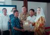 Bupati Natuna Cen Sui Lan Serahkan 57 Sertifikat Rumah Hak Milik kepada Warga Perumahan Puak